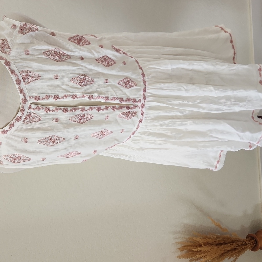 Free People White Sleeveless Boho Top with Pink Accents - Picture 4 of 6
